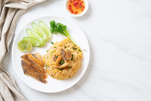 riz frit avec poisson gourami croustillant