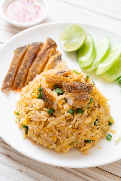 riz frit avec poisson gourami croustillant