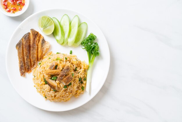 riz frit avec poisson gourami croustillant