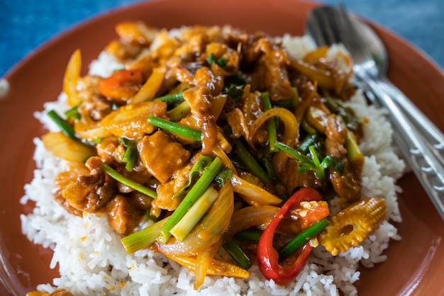 Riz Frit avec Poudre de Curry