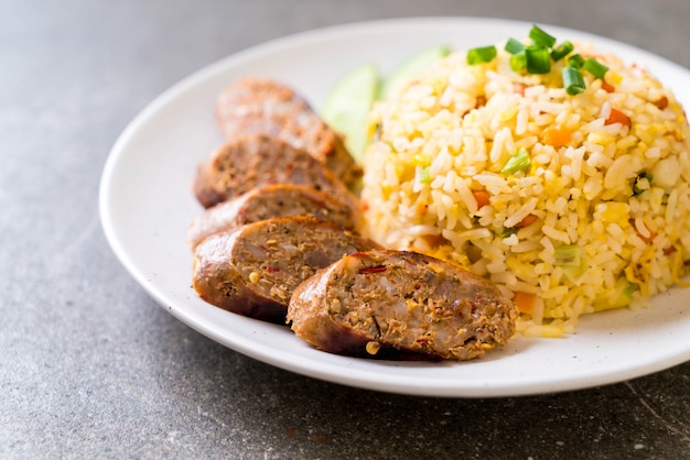 Riz frit avec saucisse épicée thaïlandaise