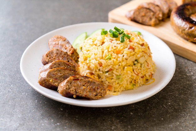 Riz frit avec saucisse épicée thaïlandaise