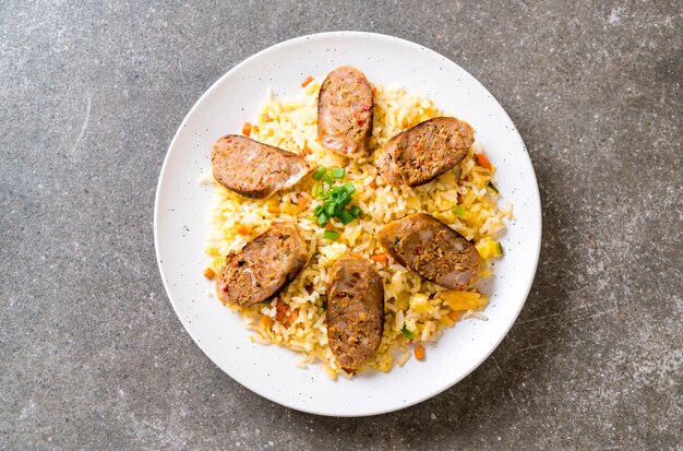 Riz frit avec saucisse épicée thaïlandaise