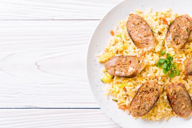 Riz frit avec saucisse épicée thaïlandaise