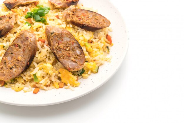 Riz frit avec saucisse épicée thaïlandaise