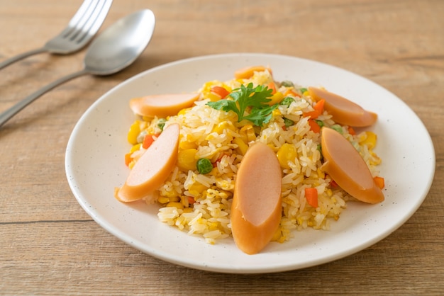 riz frit avec saucisse et légumes mélangés