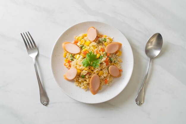 riz frit avec saucisse et mélange de légumes