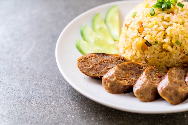 Riz Frit avec Saucisse Épicée Thaïlandaise