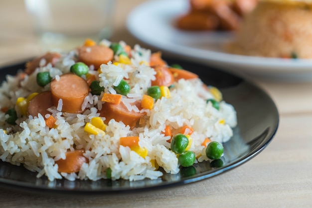 riz frit avec des saucisses