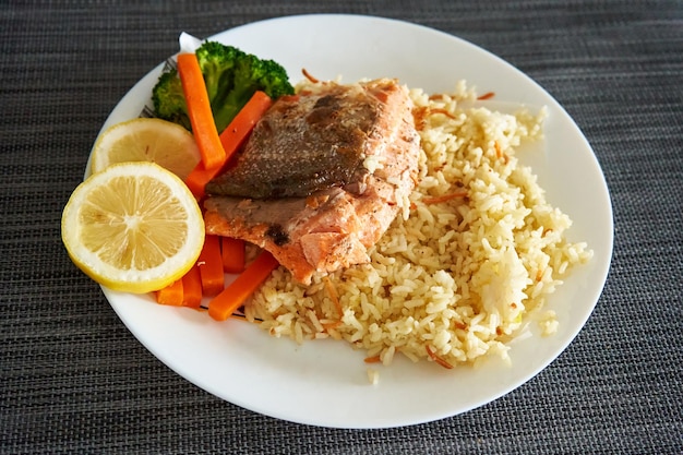 Riz frit avec steak de saumon et légumes Déjeuner sain