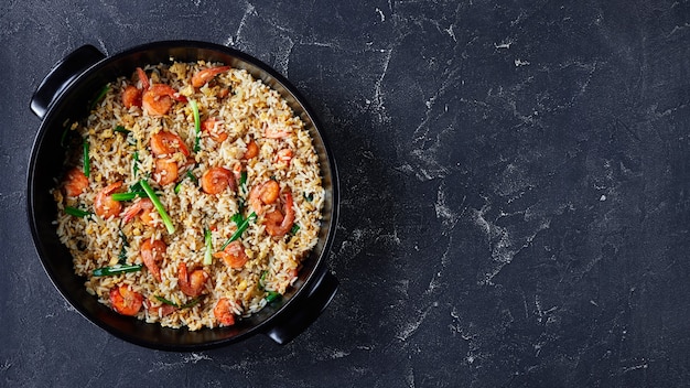 Riz frit thaï aux crevettes et oignons verts