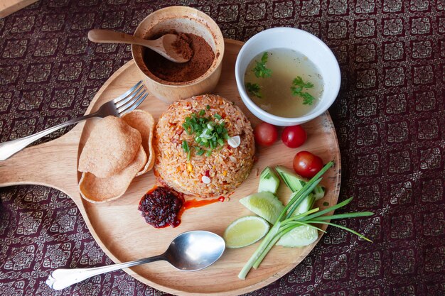 Riz frit thaï sur une planche à découper en bois