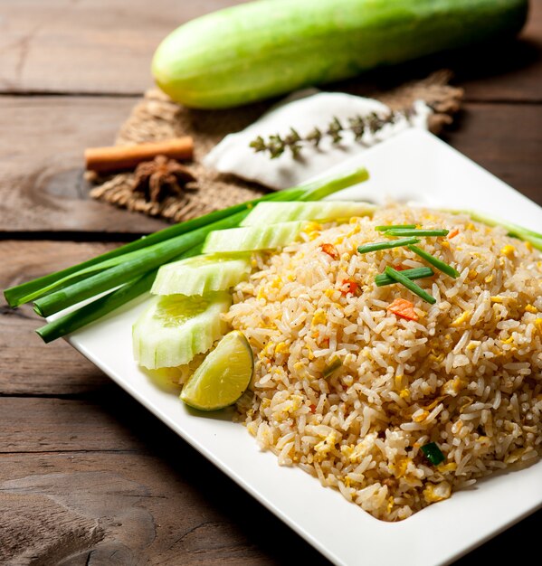 Riz frit Thaïlande et légumes