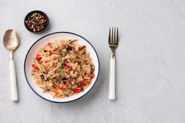 riz frit à la tomate et aux champignons