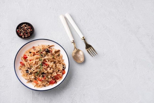 riz frit à la tomate et aux champignons