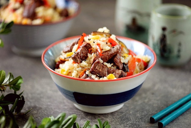 Riz frit avec viande de boeuf maïs aubergines carottes ail poivron et ail