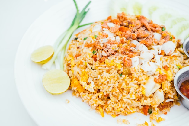 Riz frit avec de la viande de crabe