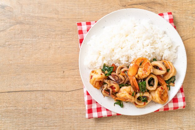 riz et fruits de mer sautés au basilic thaï