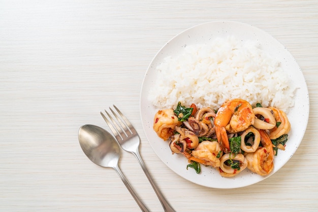 Riz et fruits de mer sautés au basilic thaï