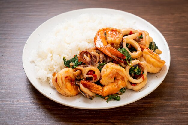 riz et fruits de mer sautés (crevettes et calamars) au basilic thaï - style cuisine asiatique