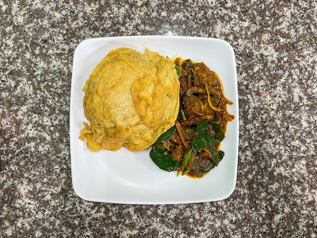 Riz Garni De Poisson-chat Sauté épicé Au Curry, Un Aliment Facile à Trouver En Thaïlande