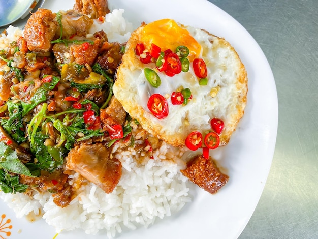 Riz garni de poitrine de porc croustillante au basilic thaï et œuf au plat