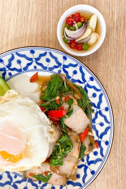 Riz garni de poitrine de porc croustillante au basilic thaï et œuf au plat