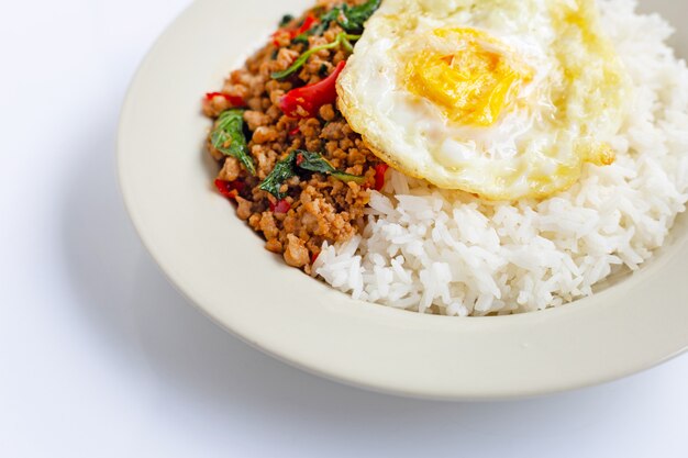 Riz garni de porc sauté au basilic et oeuf au plat