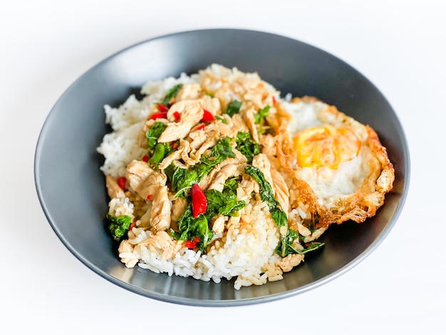 Riz garni de poulet au basilic thaï et œuf au plat