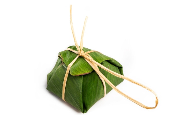 Riz gluant biologique enveloppé dans une feuille de bananier avec un emballage de style thaïlandais traditionnel à ficelle naturelle