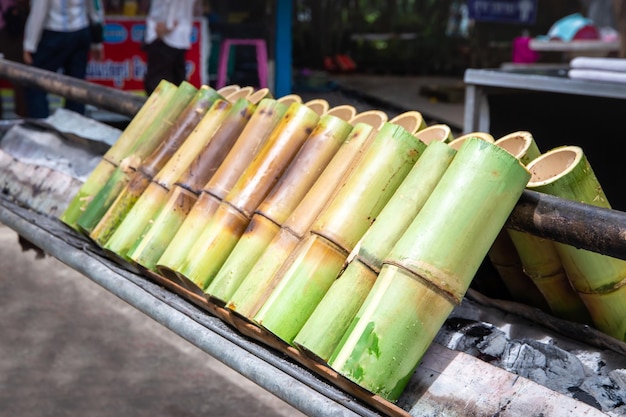 Riz gluant cuit dans un tube de bambou en ajoutant du lait de coco puis en brûlant jusqu'à ce qu'il soit cuitKhao Lam est populaire auprès des Thaïlandais
