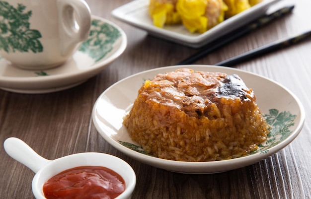 Riz gluant cuit à la vapeur Dim Sum Loh Mai Kai avec poulet, champignons et saucisse