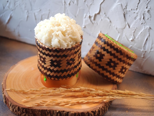 Photo riz gluant dans un panier en bambou traditionnel