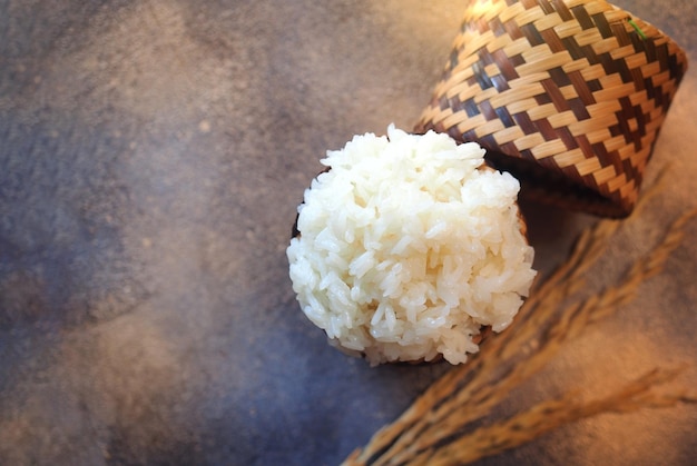 Photo riz gluant dans un panier en bambou traditionnel