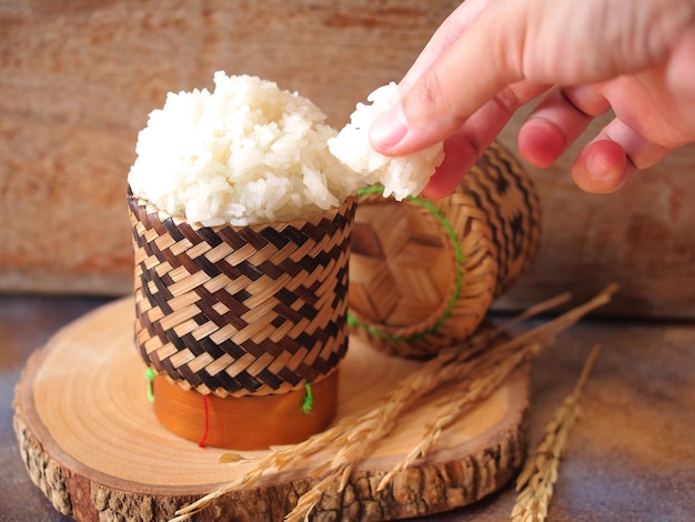 Photo riz gluant dans un panier en bambou traditionnel