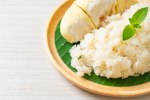 Riz gluant Durian sur assiette