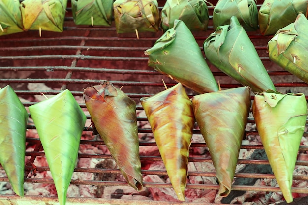 Riz gluant enveloppé dans des feuilles de bananier