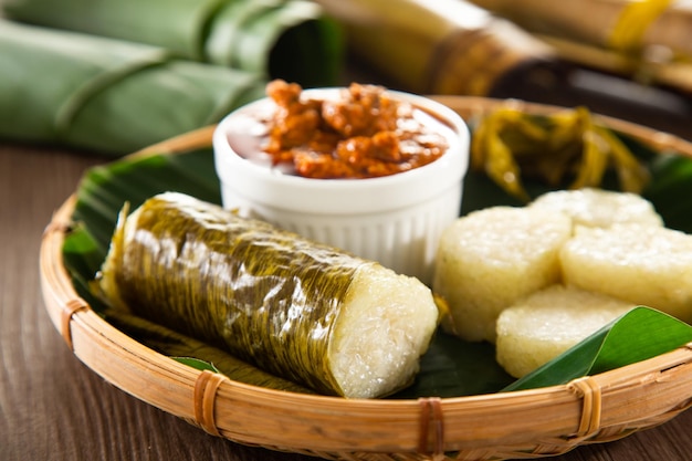 Le riz gluant est enveloppé de lerek ou de feuilles de bananier enveloppées de chaume de bambou et cuites au feu de bois Lemang Un must dans chaque ménage malais traditionnel mangé avec du boeuf ou du poulet rendang