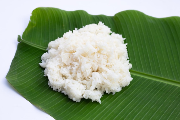 Riz gluant sur feuille de bananier