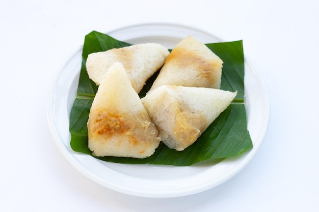 Riz gluant grillé dans une feuille de banane fourrée aux haricots mungo