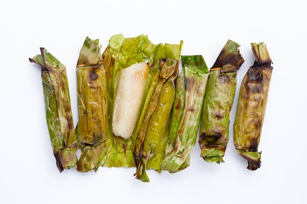 Riz gluant grillé dans des feuilles de bananier avec garniture à la banane