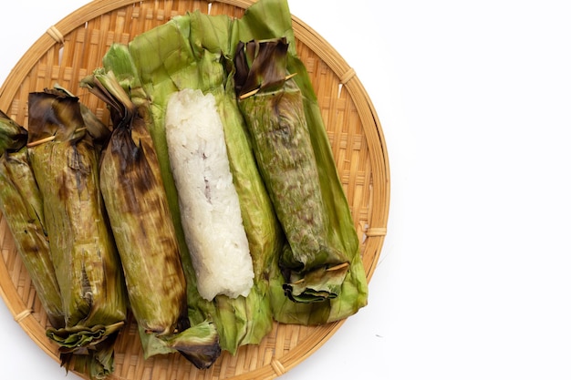 Riz gluant grillé dans des feuilles de bananier avec garniture à la banane