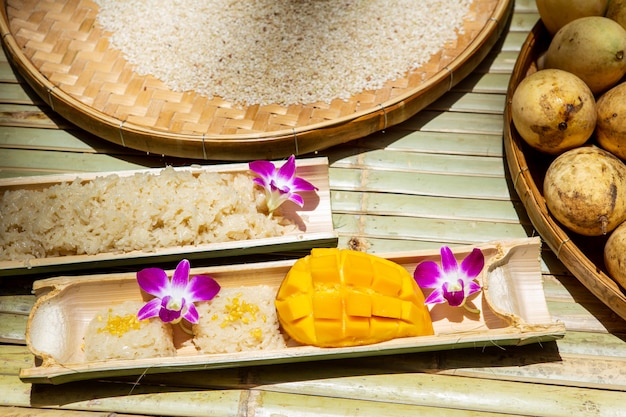 Photo le riz gluant à la mangue est un aliment sucré