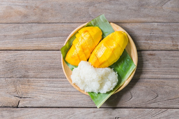Riz gluant à la mangue avec plateau en bois, dessert thaï
