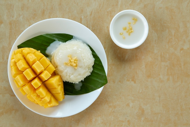 Riz gluant sucré thaï à la mangue