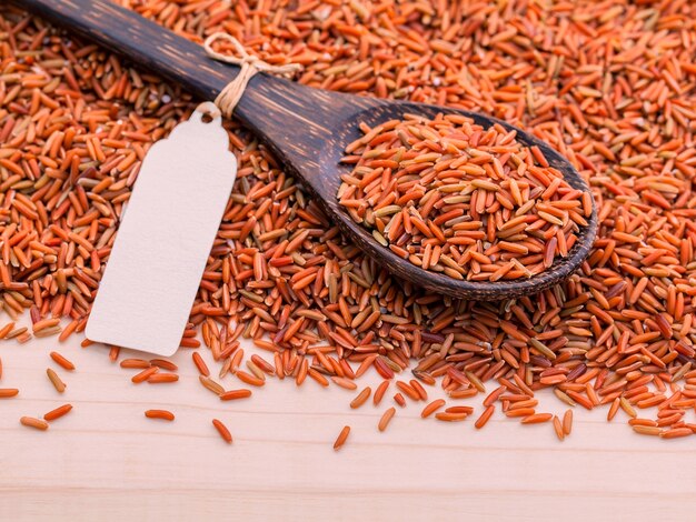 Riz à grains entiers pour une alimentation saine et propre sur fond de bois.