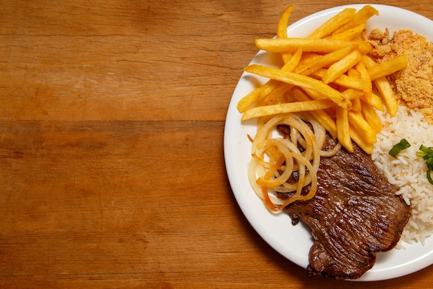 Photo riz, haricots, frites et steak de boeuf