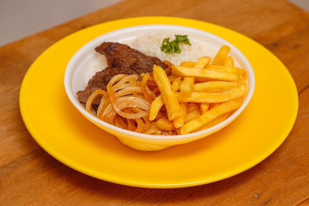 Riz, haricots, frites et steak de boeuf