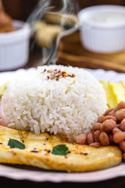 Riz et haricots typiques du Brésil le plat principal du Brésilien