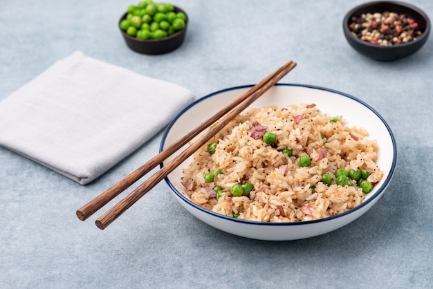 Riz Japonais Cuit Avec Des Pois Et Des Baguettes